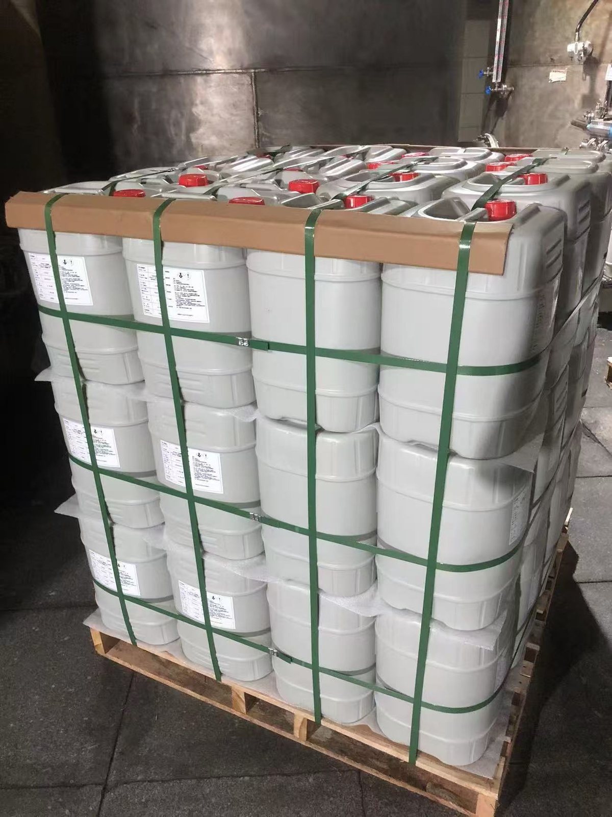 托盘上打包好的 25 升白色塑料桶